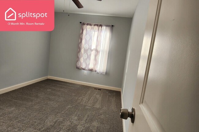 Building Photo - Private room in 3 bedroom College Park Apa...