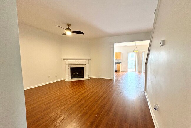 Building Photo - Town Home - 3 Beds - 3 Baths