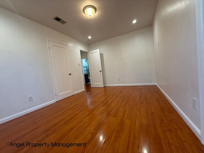 Building Photo - 10724 Bancroft Ave