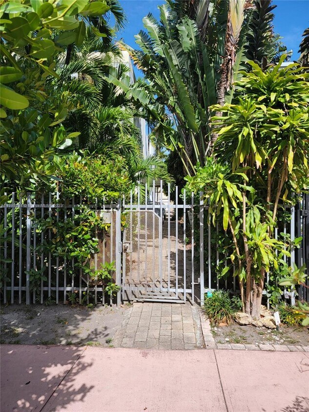 Primary Photo - 1045 Meridian Ave
