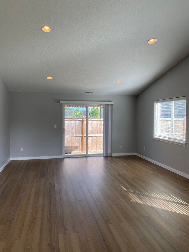 Building Photo - Updated Newer 3 Bedroom / 2 Bath Home in L...