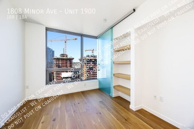 Building Photo - Spacious SE-facing 1 bedroom + den, exquis...
