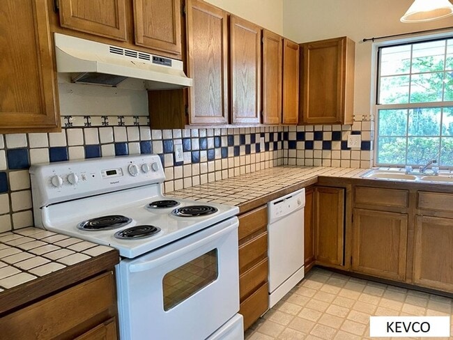 Building Photo - Fantastic Single Family Home, Ready to Make Home!