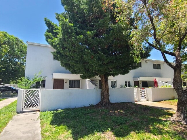 Building Photo - 1977 NW 5th Pl
