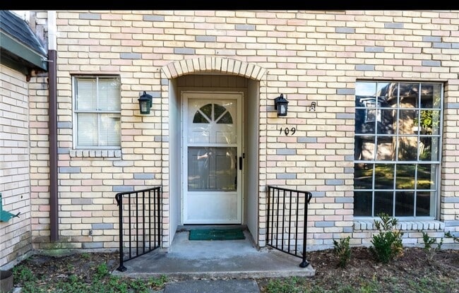 Building Photo - 109 Westwood St