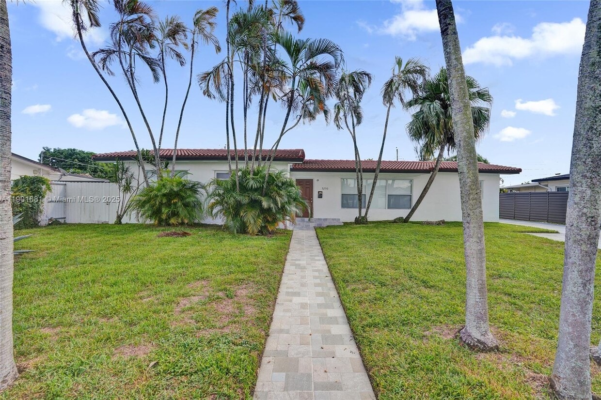 Foto principal - 5750 NW 111th St