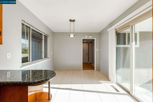 Building Photo - 38641 Glenview Dr