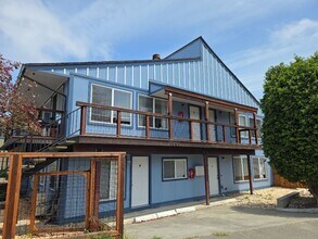 Building Photo - 1350 Hallen Dr