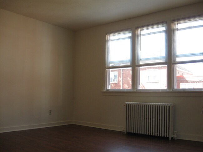 Foto del edificio - 619 Southcrest Dr