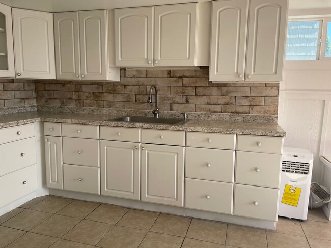 Foto del edificio - Remodeled Basement Apartment, 3 Bedrooms!