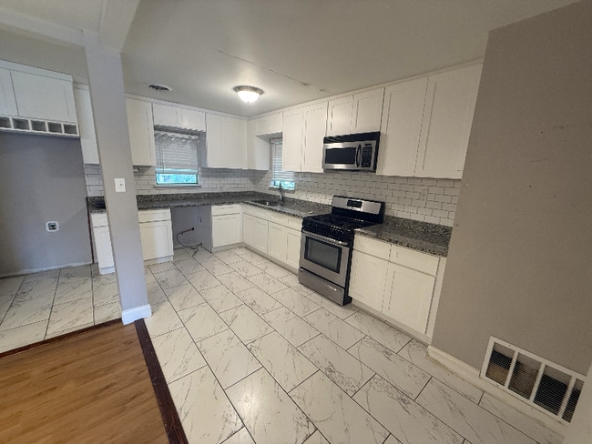 Building Photo - 801 Pecan St