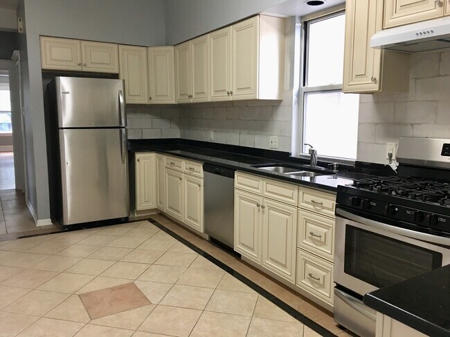 Kitchen - 1513 W School St