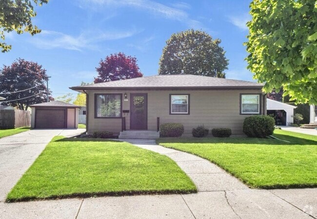Building Photo - 2832 S 11th Pl