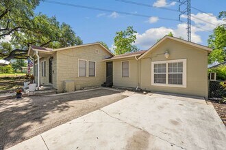 Building Photo - 604 W Hollywood Ave