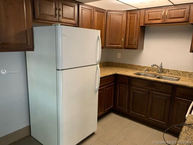 Foto del edificio - 1821 NE 56th St