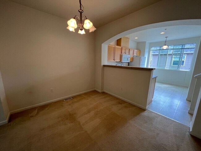Building Photo - 10250 NE Snoqualmie Street ~ Spacious Town...