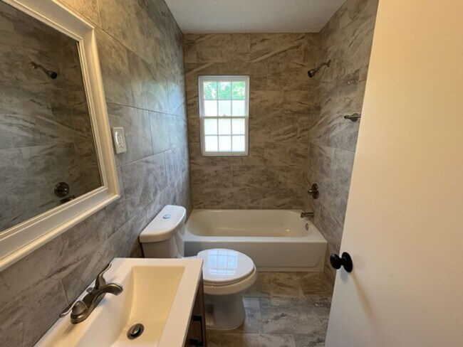 Building Photo - Renovated 3 Bedroom 1.5 Bath Home for Rent!