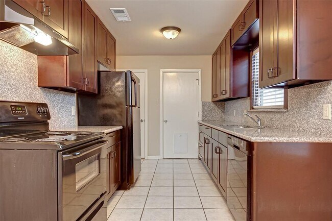Building Photo - 8518 Forum Dr