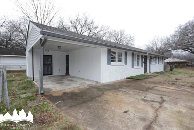 Building Photo - 616 N Roselawn Dr