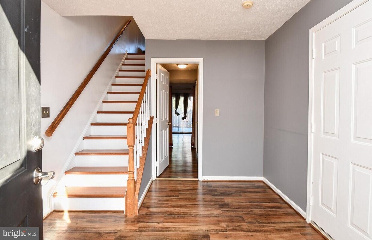 Primary Photo - 107 W Park Dr