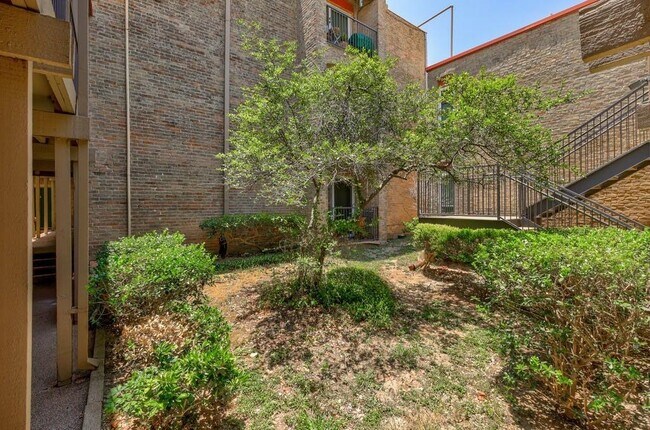 Foto del edificio - 3431 N Hills Dr
