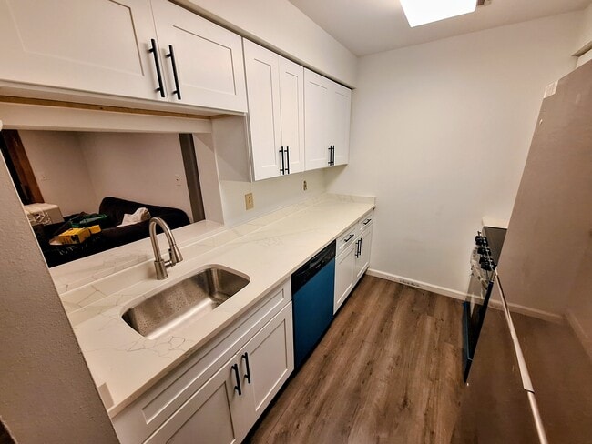 Cocina nueva con electrodomésticos de acero inoxidable, encimeras de cuarzo y gabinetes estilo Shaker. - 1015 Ravens Crest Dr