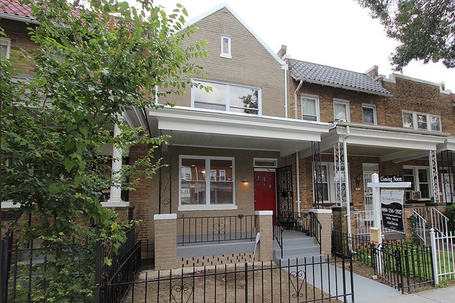 Modern Urban Living Awaits You - 1921 Bennett Pl NE Townhome