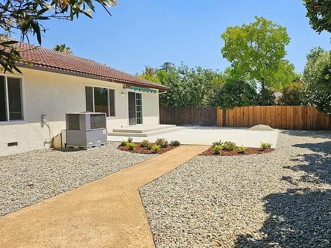 Building Photo - 405 W Southwood Dr
