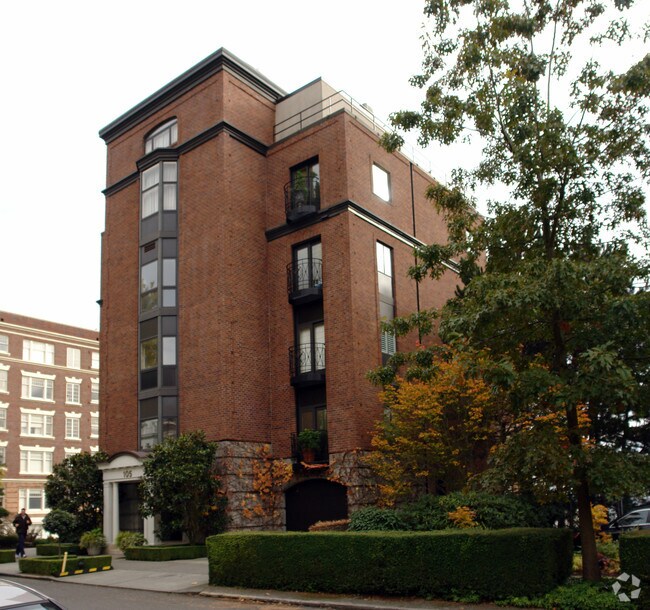 Building Photo - 105 W Highlind Dr