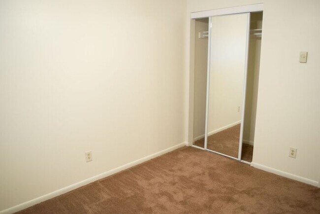 Building Photo - Parkview Apartment Canton, OH - 1 Bed 1 Bath