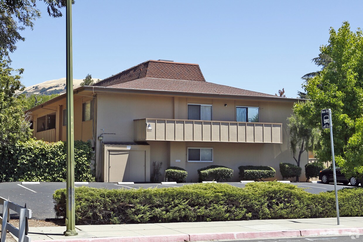 Primary Photo - 554 Toyon Ave