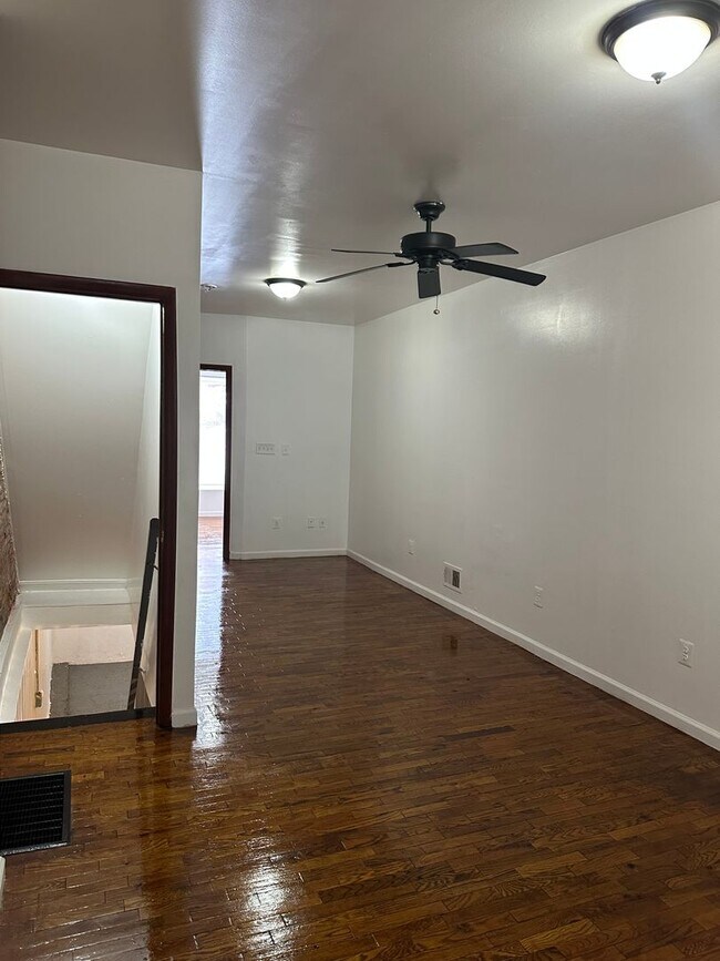 Foto del edificio - Beautifully Renovated Home! Central Air! Rear Yard! Available Now!