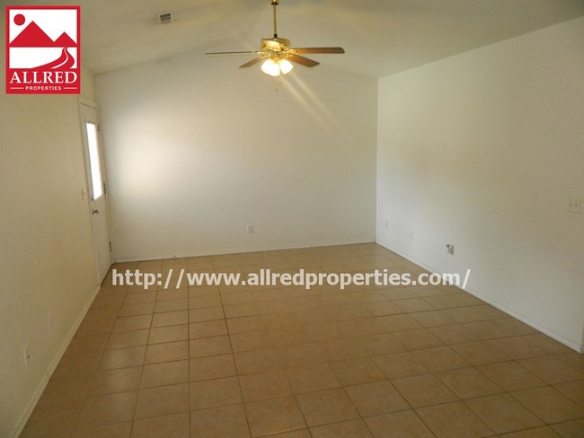 Building Photo - Excellent Condition