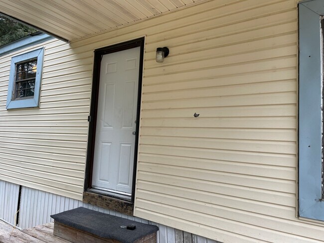Building Photo - Updated 2 bedroom 2 bath Home in Laurel La...