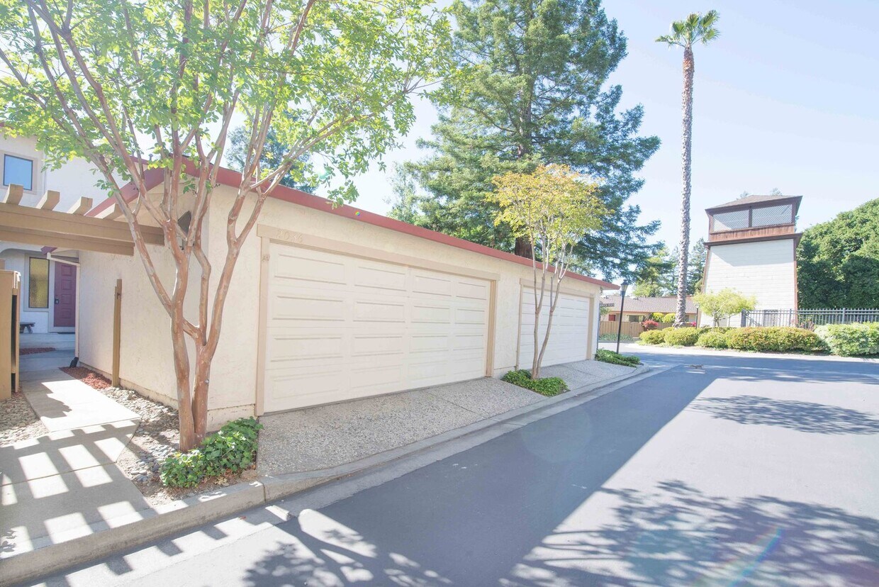 Foto principal - Excellent 3 Bed 2.5 Bath Town Home!