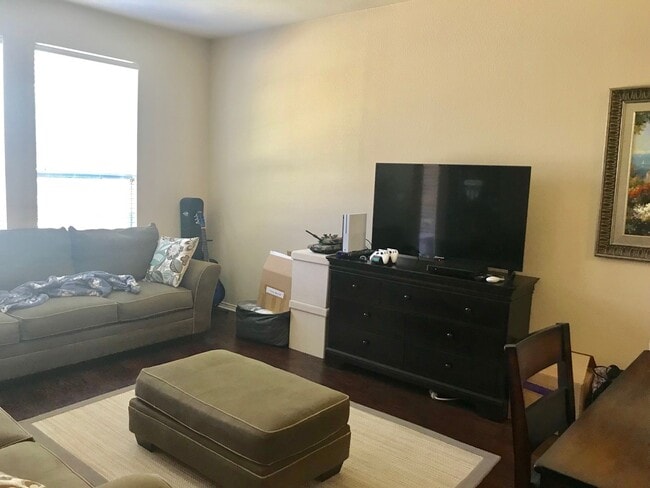 Building Photo - Don't miss the opportunity to lease this gorgeous Townhome in the heart of McKinney!