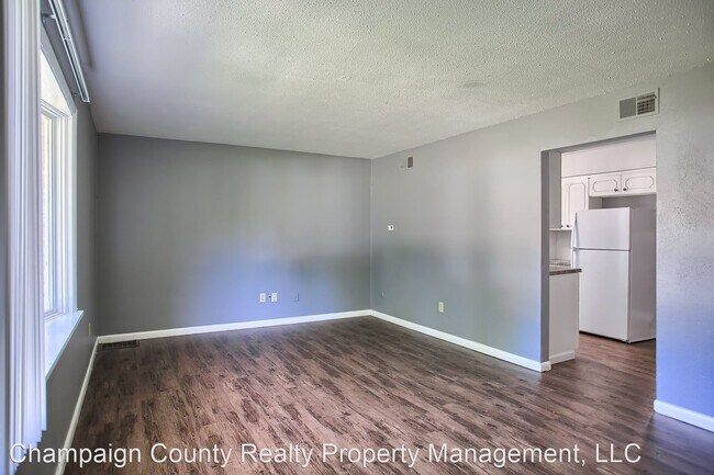 Building Photo - 801 Hollycrest Dr