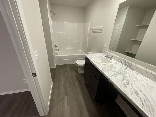 Foto del edificio - *Leap Year Special* BRAND NEW Four Bedroom...