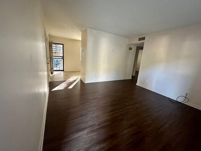 Foto del edificio - 3324 Pinewood Ave