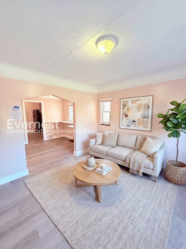 Building Photo - 3 Bed/1 Bath Home with Off-Street Parking / Pet-Friendly / Vouchers Accepted / Available Now!
