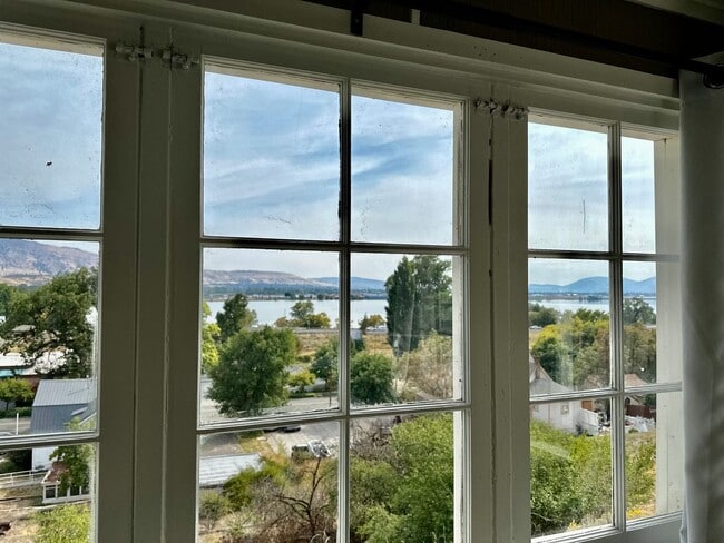 Building Photo - Enoy the picturesque views of Lake Ewauna ...