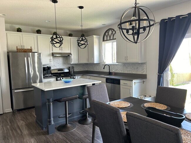 Foto del edificio - 221 Cloverhill Dr