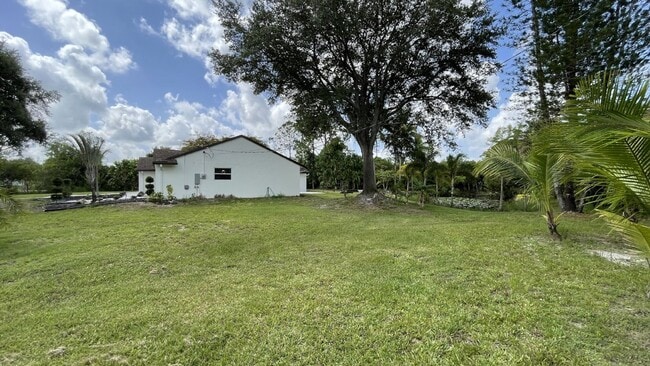 Building Photo - Spacious 3-Bedroom Oasis in Loxahatchee with 2 Full Baths