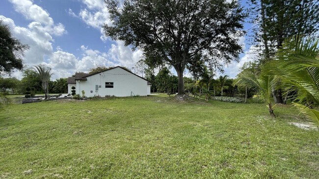 Foto del edificio - Spacious 3-Bedroom Oasis in Loxahatchee with 2 Full Baths