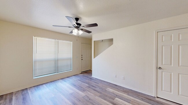 Foto del edificio - ONLY $995 FOR THIS COZY BEAUTY!