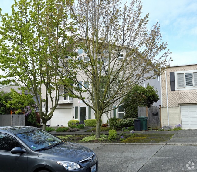 Building Photo - Bergen Apts