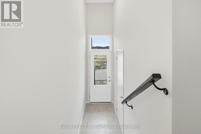 Building Photo - 2 A BIG WILLOW CRESCENT
