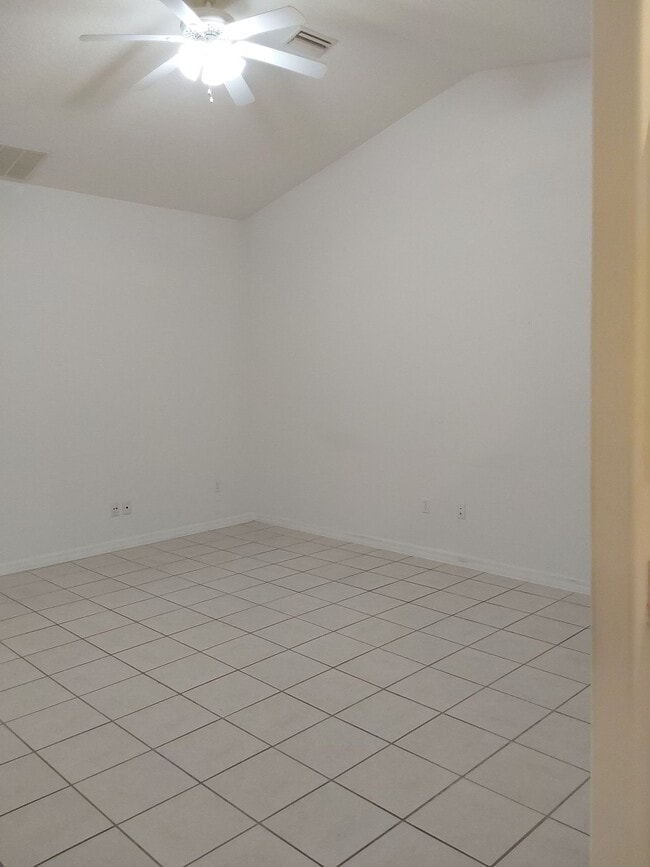 Building Photo - 9 Rainbow Ln