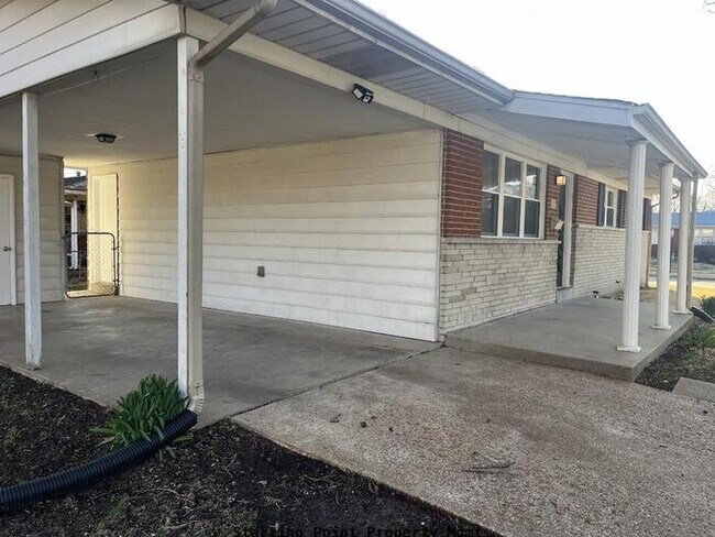Building Photo - 835 Lindsay Lane