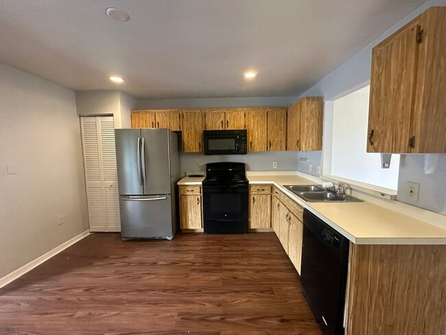 Building Photo - 661 Royalty Ct